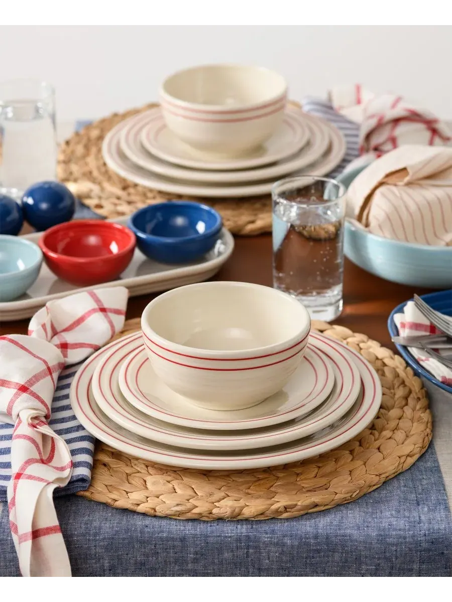 Набор из 4 классических обеденных тарелок Americana Classic Rim Fiesta, Scarlet Band — изображение 2 из 6