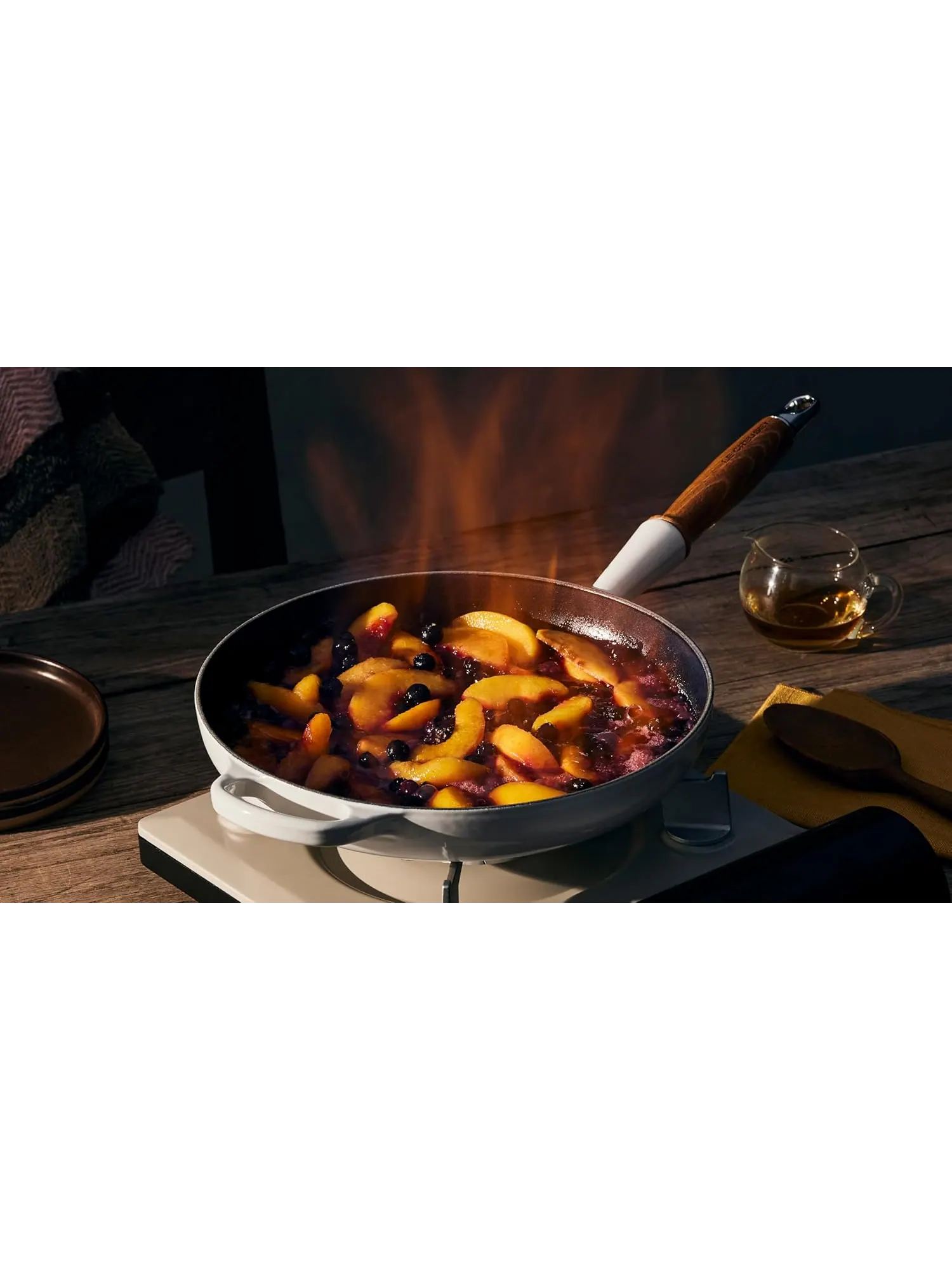 Сковорода чугунная Le Creuset с деревянной ручкой, 26 см — изображение 5 из 6