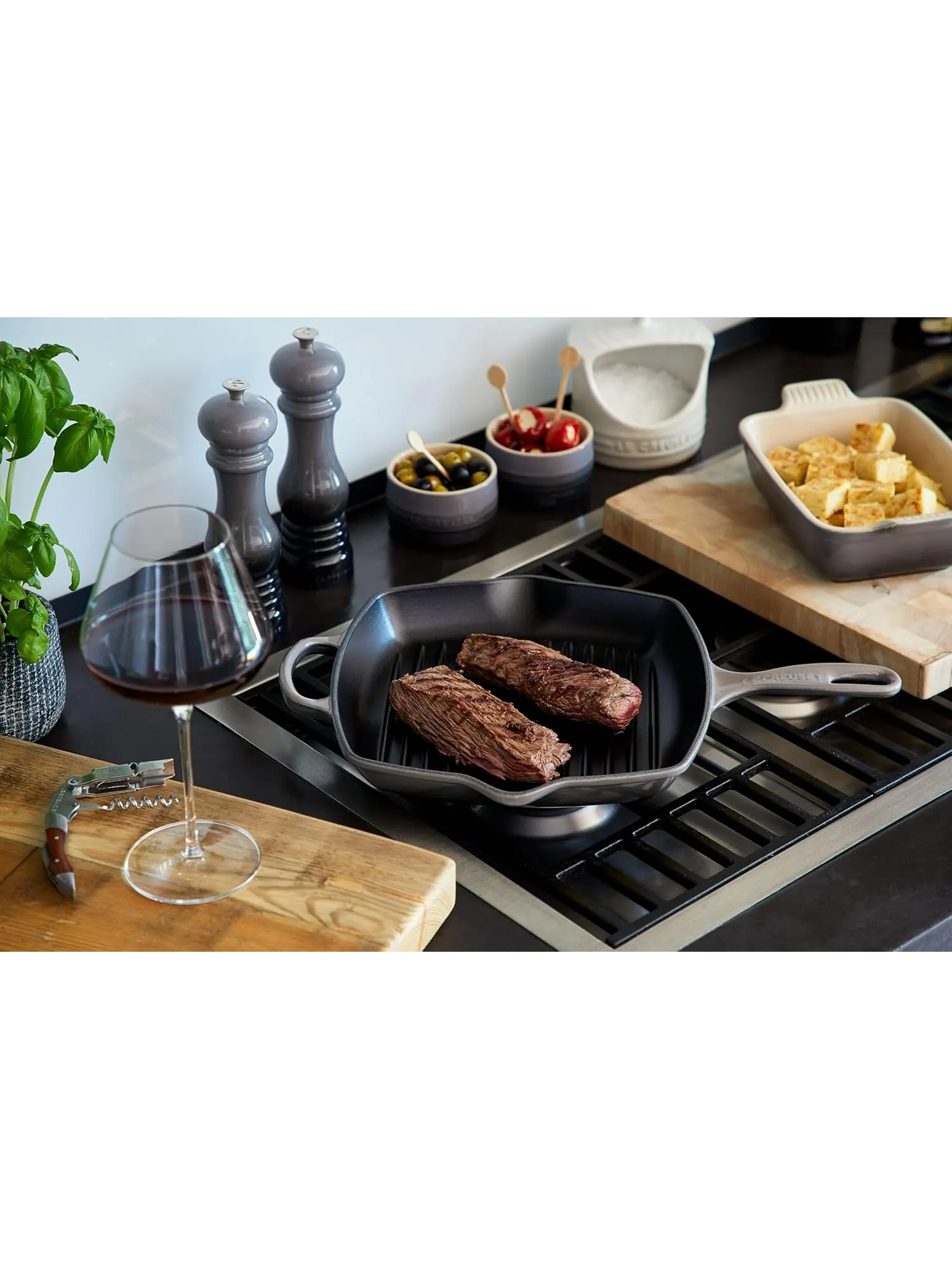 Квадратная чугунная сковорода-гриль Le Creuset с эмалированным покрытием, 26 см — изображение 5 из 7