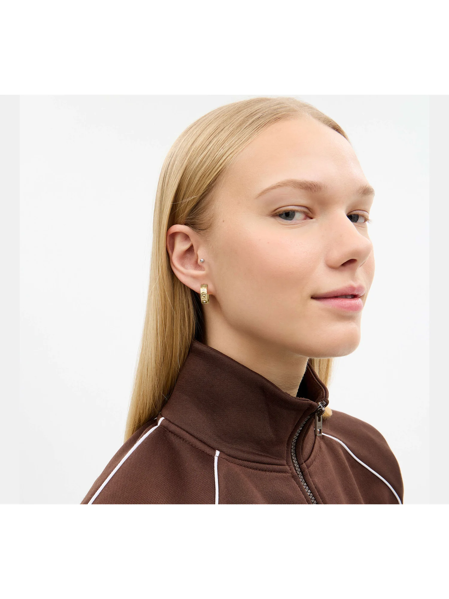 Серьги-хаггисы Coach с фирменным узором из букв C — 2