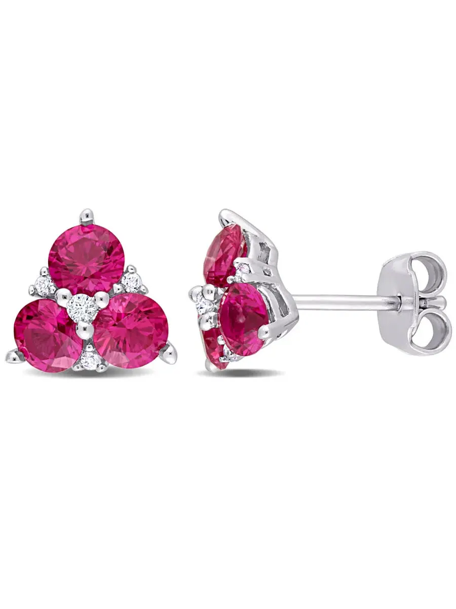 AMOUR 1 7/8 CT TGW Созданные рубины и созданные белые сапфиры, серьги с 3 камнями из серебра 925 пробы — красный