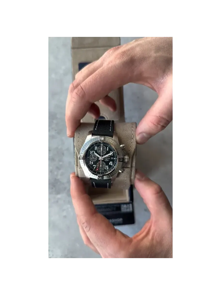 Мужские часы Breitling Avenger 45 Chronograph GMT Automatic Chronometer с черным циферблатом A24315101B1X1
