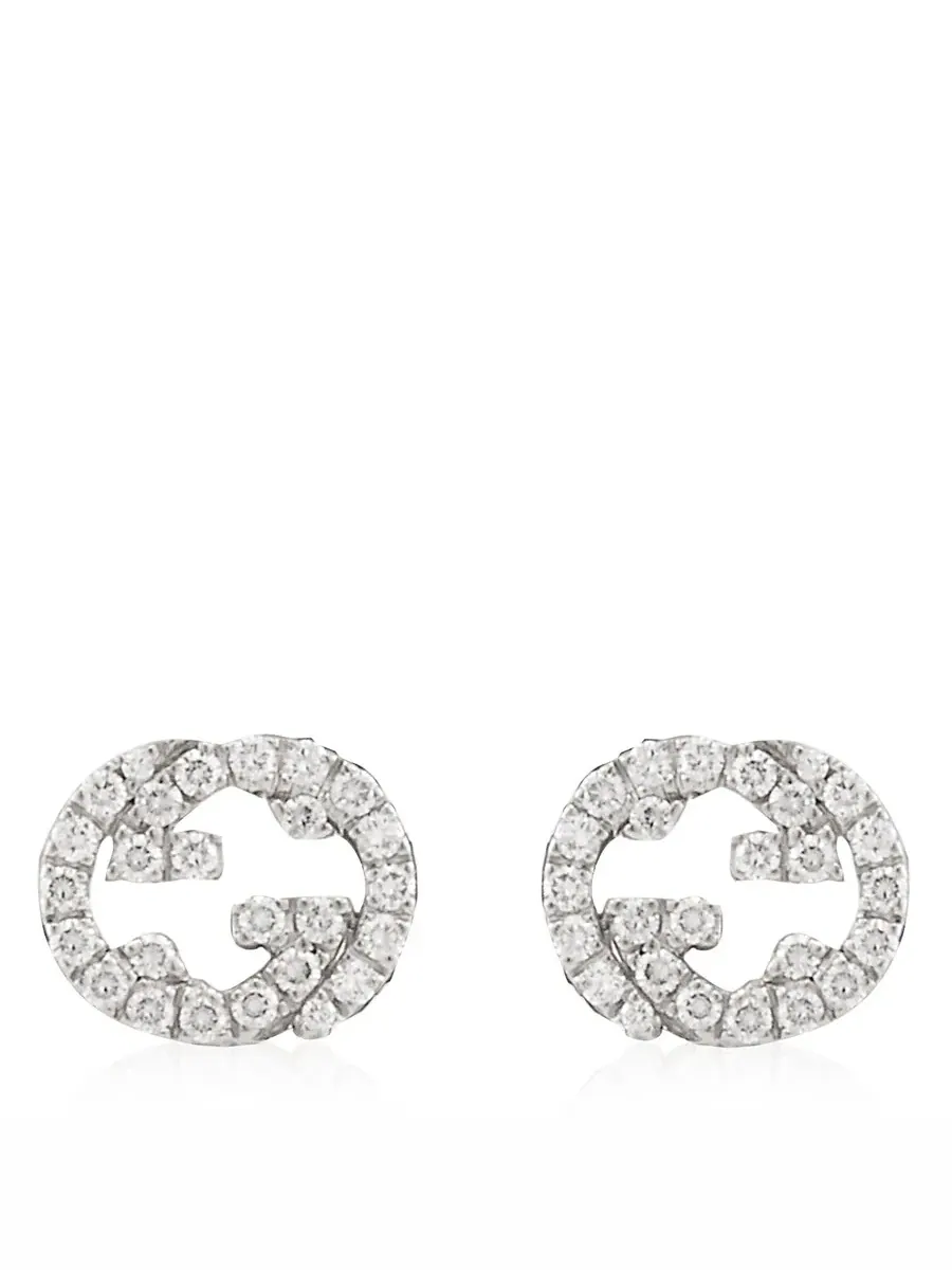 Серьги-гвоздики Gucci Interlocking G из белого золота 18 карат с бриллиантом 0,38 карат - YBD729408003