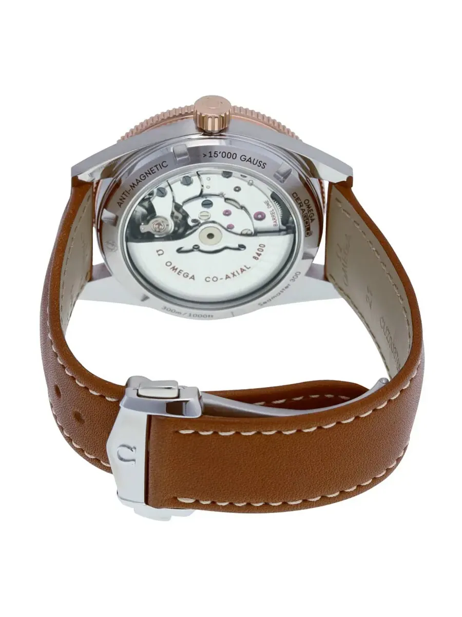 Мужские часы Omega Seamaster 300 с черным циферблатом и коричневым кожаным ремешком 233.22.41.21.01.002 — изображение 3 из 5