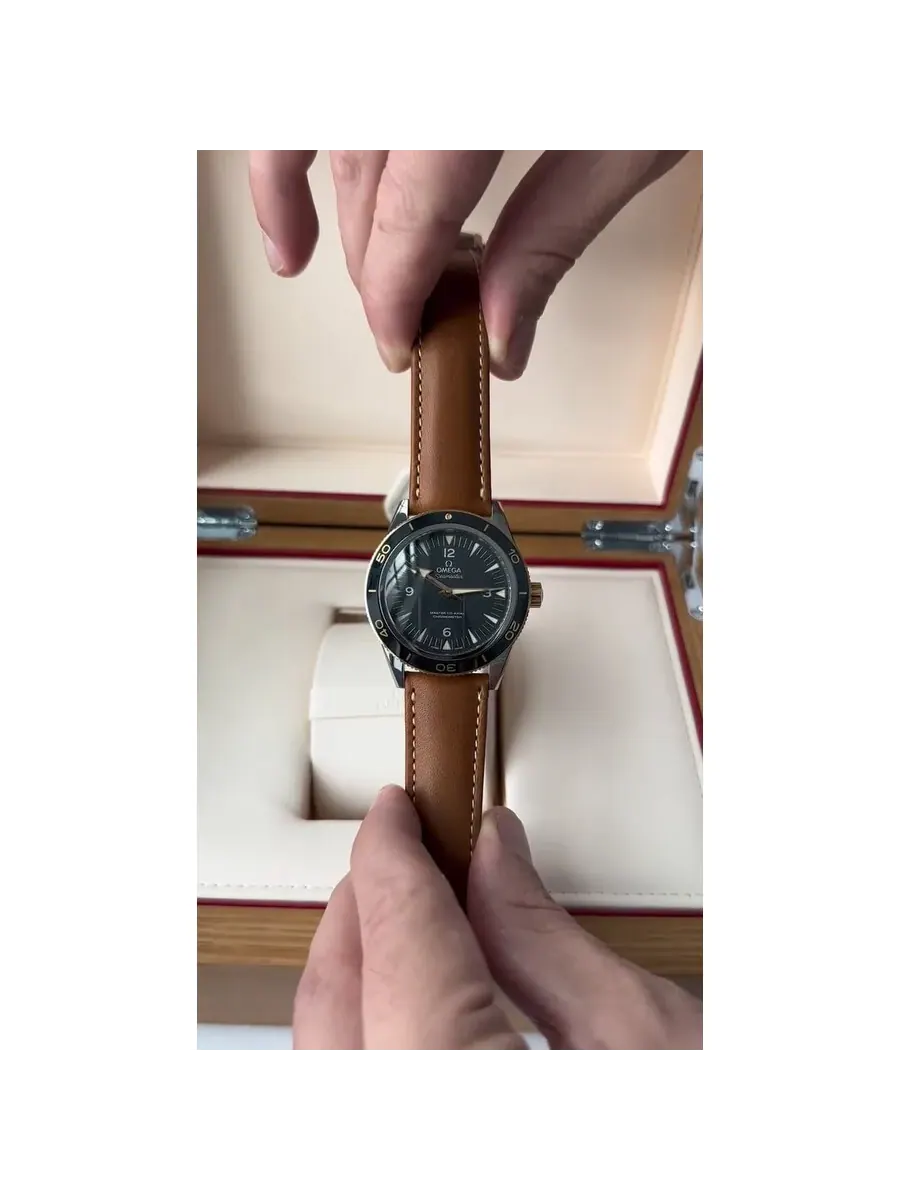 Мужские часы Omega Seamaster 300 с черным циферблатом и коричневым кожаным ремешком 233.22.41.21.01.002 — изображение 5 из 5
