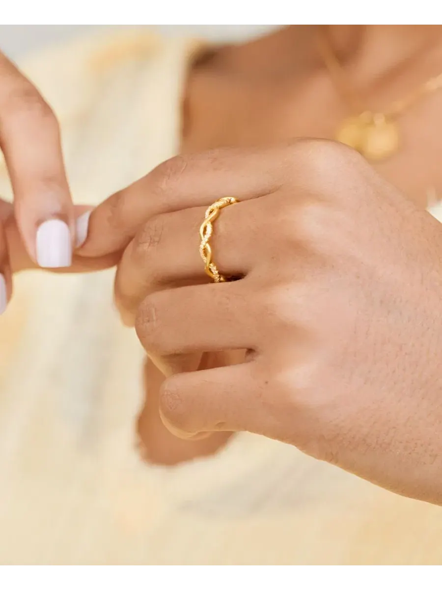 Изящное кольцо Dainty Pave Twist Stacking Ring в стиле "наложение камней" Mint & Lily — изображение 2 из 3