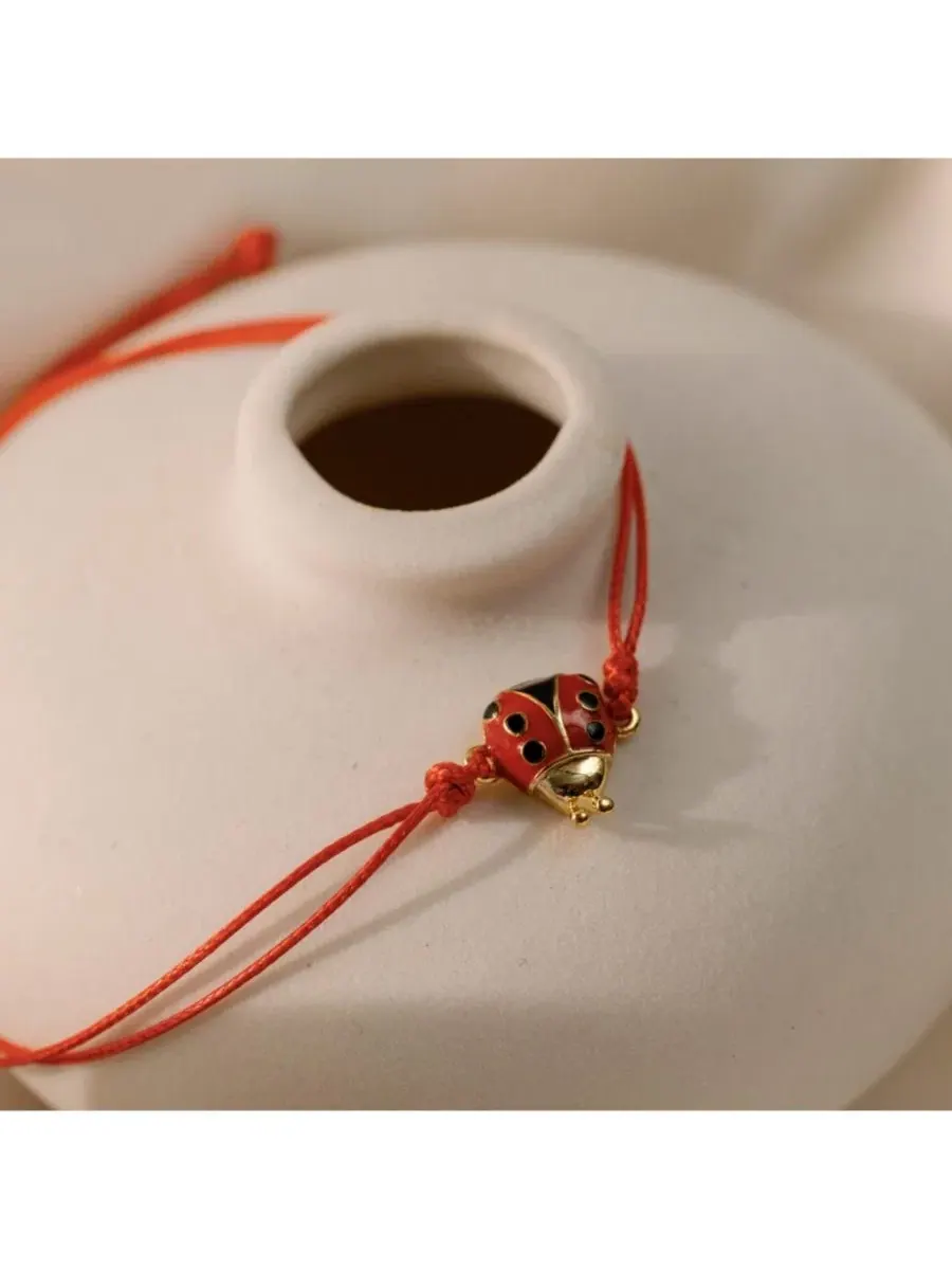Браслет с талисманом-божьей коровкой Ladybug - Thread of Blessings Mantra — изображение 3 из 3, оттенок желтый золотистый