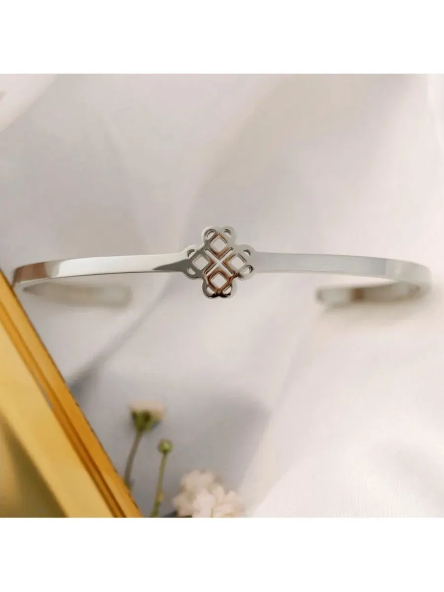 Браслет с подвеской в виде кельтского узла Kindred Cuff Mantra — изображение 2 из 2, оттенок серебряный