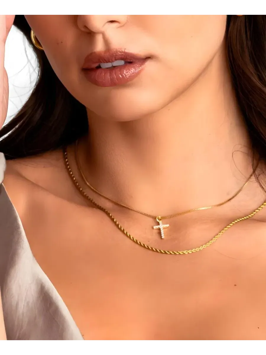 Кулон-крест с бриллиантовой огранкой Pave Cross Necklace Mint & Lily — изображение 2 из 3, оттенок золотистый серебристый