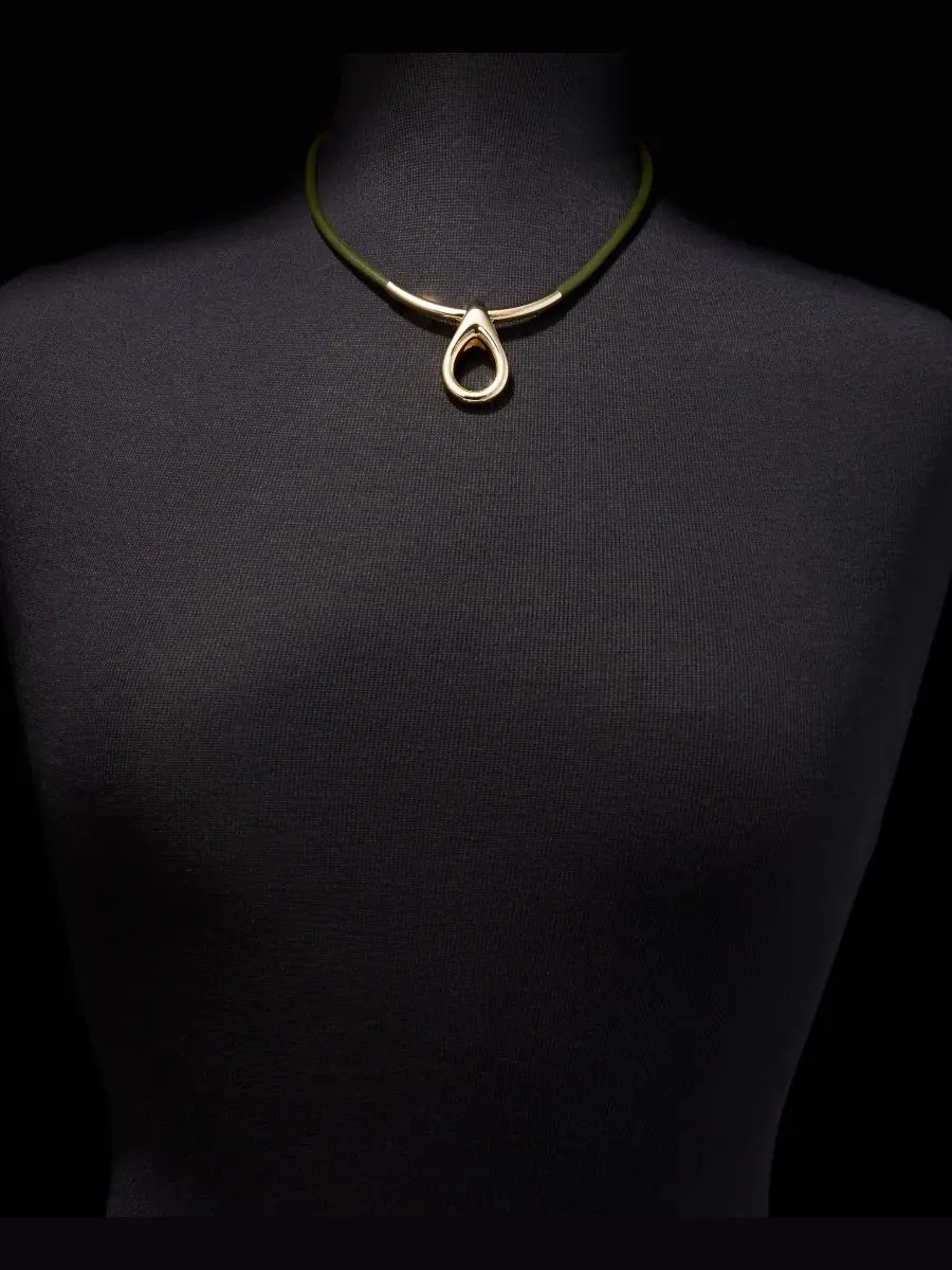 Кулон-подвеска на кожаном шнурке Anne Klein — изображение 3 из 5, оттенок зеленый