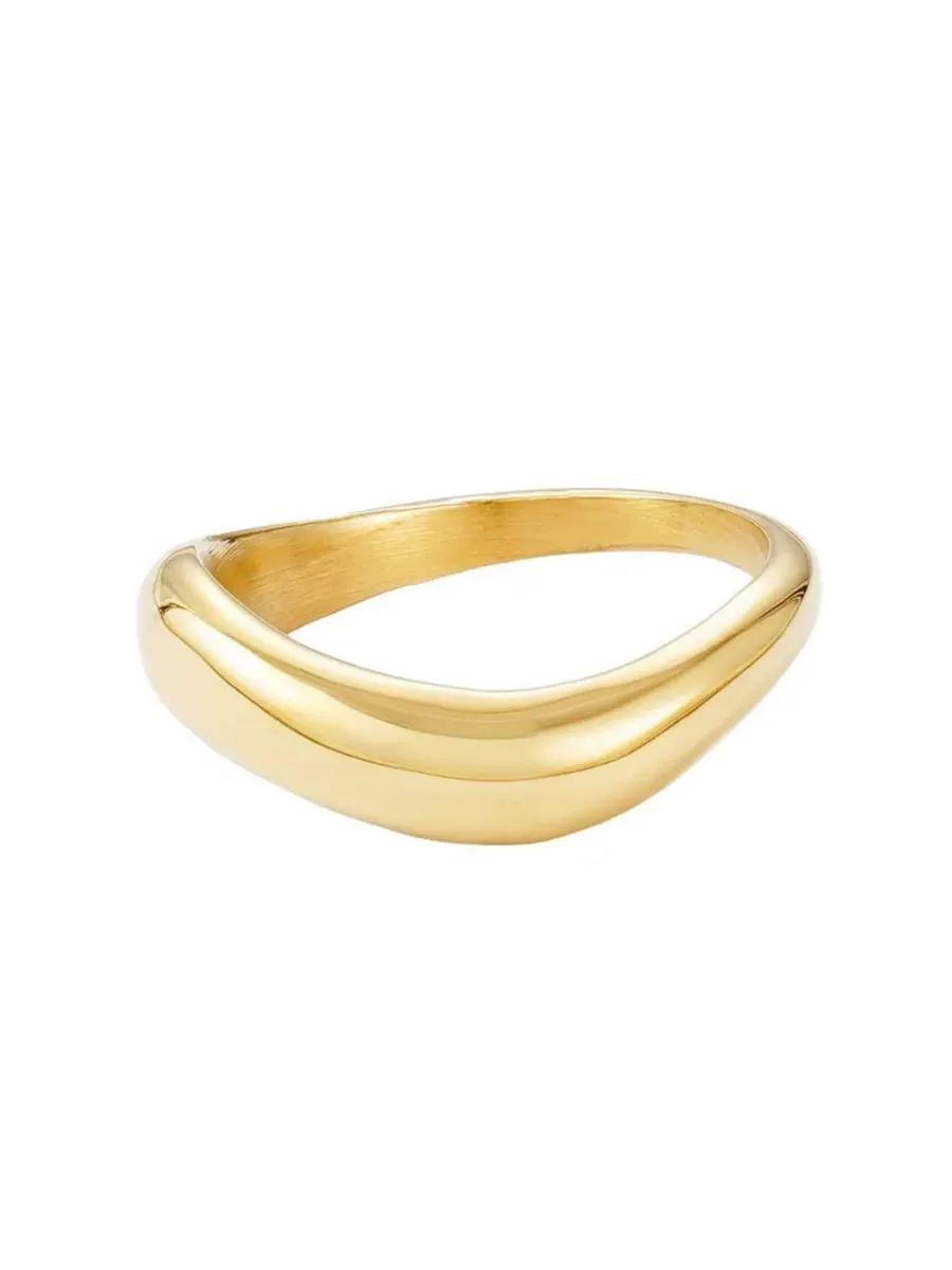 Кольцо изогнутое с покрытием 18k золотом, модель Curved Band ADORNIA