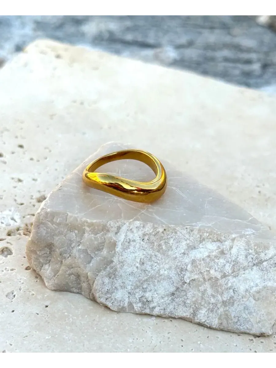 Кольцо изогнутое с покрытием 18k золотом, модель Curved Band ADORNIA — изображение 2 из 3