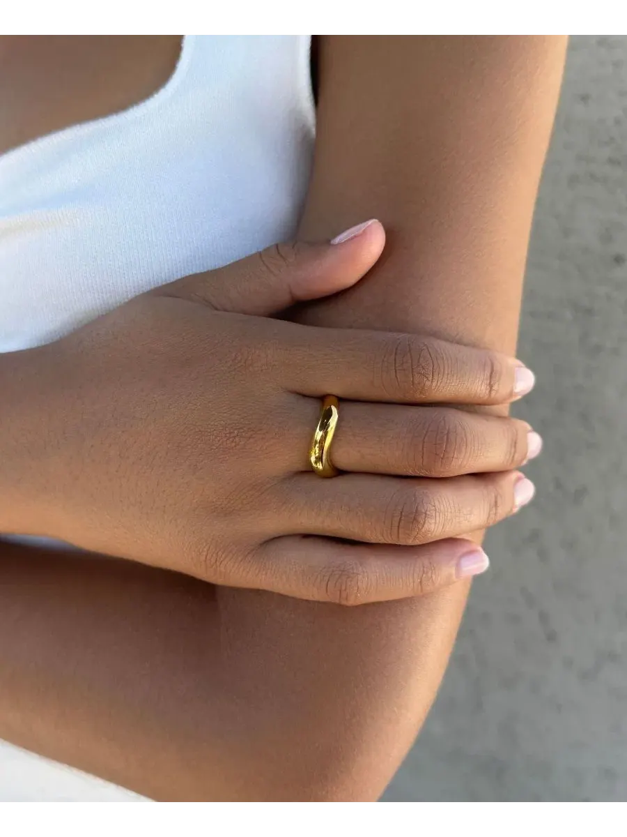 Кольцо изогнутое с покрытием 18k золотом, модель Curved Band ADORNIA — изображение 3 из 3