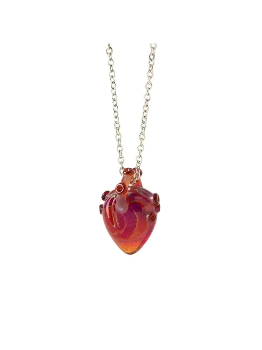 Кулон из стекла в форме сердца, модель Anatomical Glass Heart Uncommon Goods — изображение 2 из 5, оттенок красный/фиолетовый