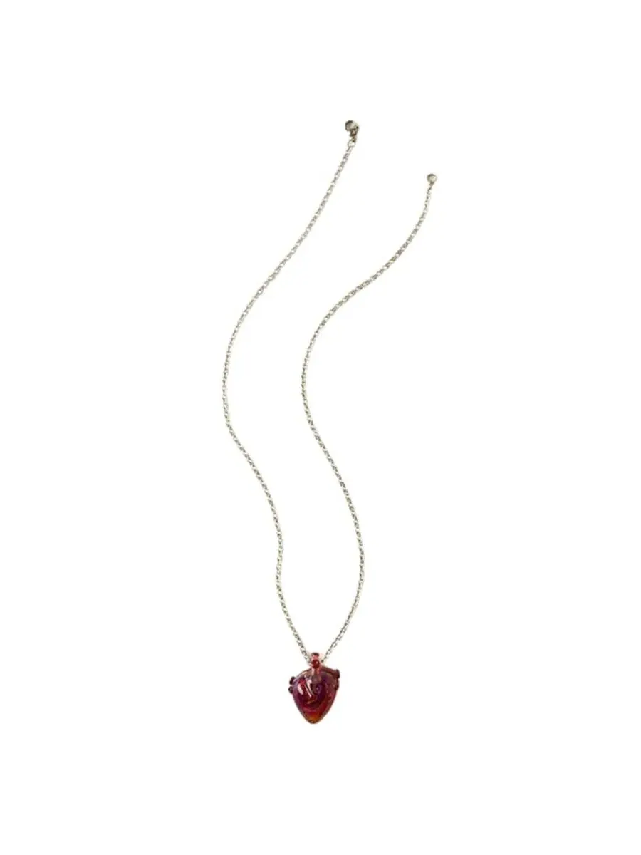 Кулон из стекла в форме сердца, модель Anatomical Glass Heart Uncommon Goods — изображение 3 из 5, оттенок красный/фиолетовый