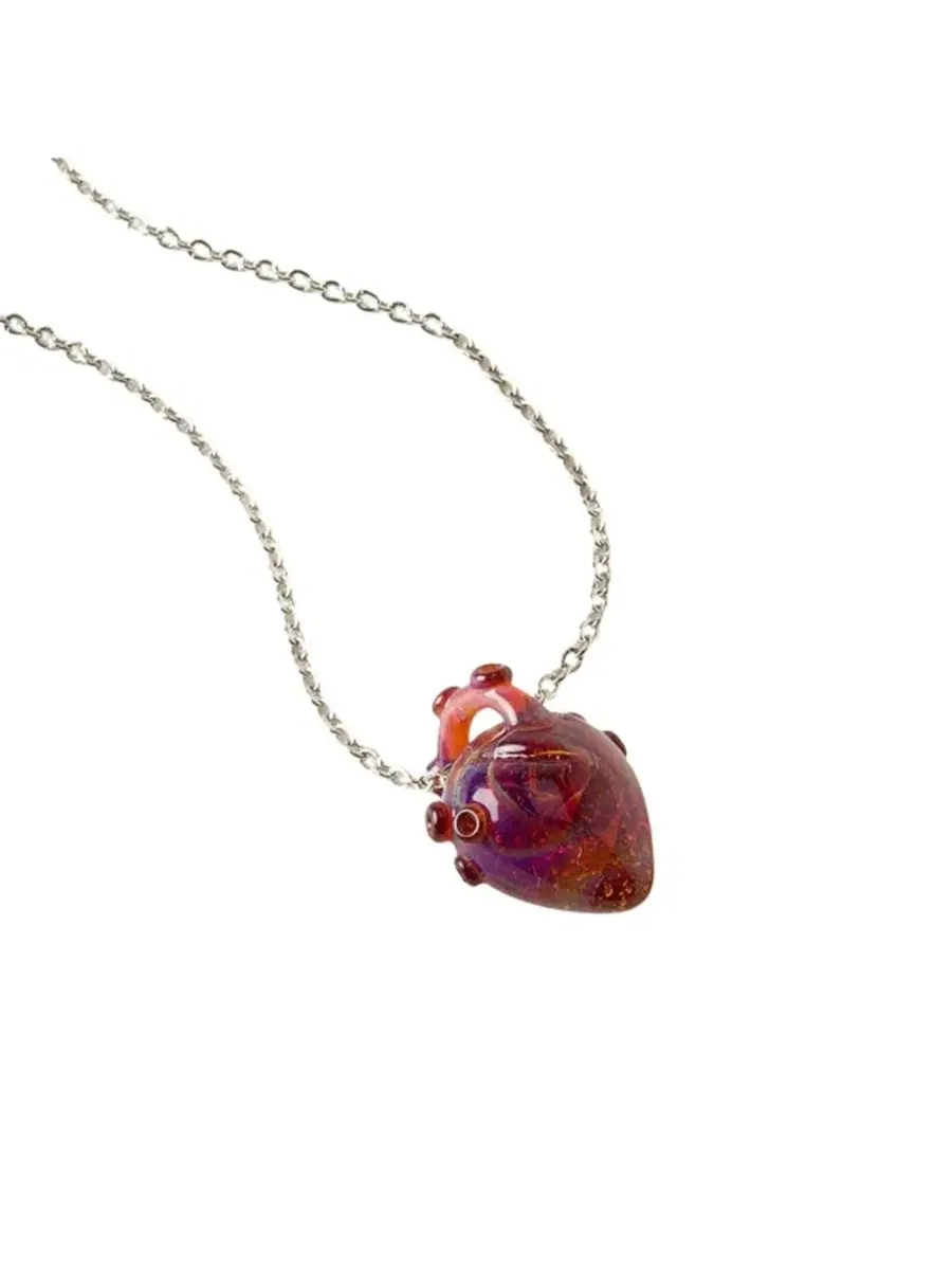 Кулон из стекла в форме сердца, модель Anatomical Glass Heart Uncommon Goods — изображение 5 из 5, оттенок красный/фиолетовый