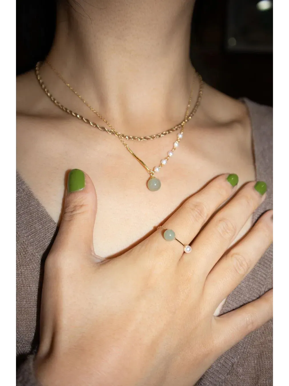 Колье с нефритом и жемчугом Isla Green Jade and Freshwater Pearl seree — изображение 4 из 7, оттенок зеленый