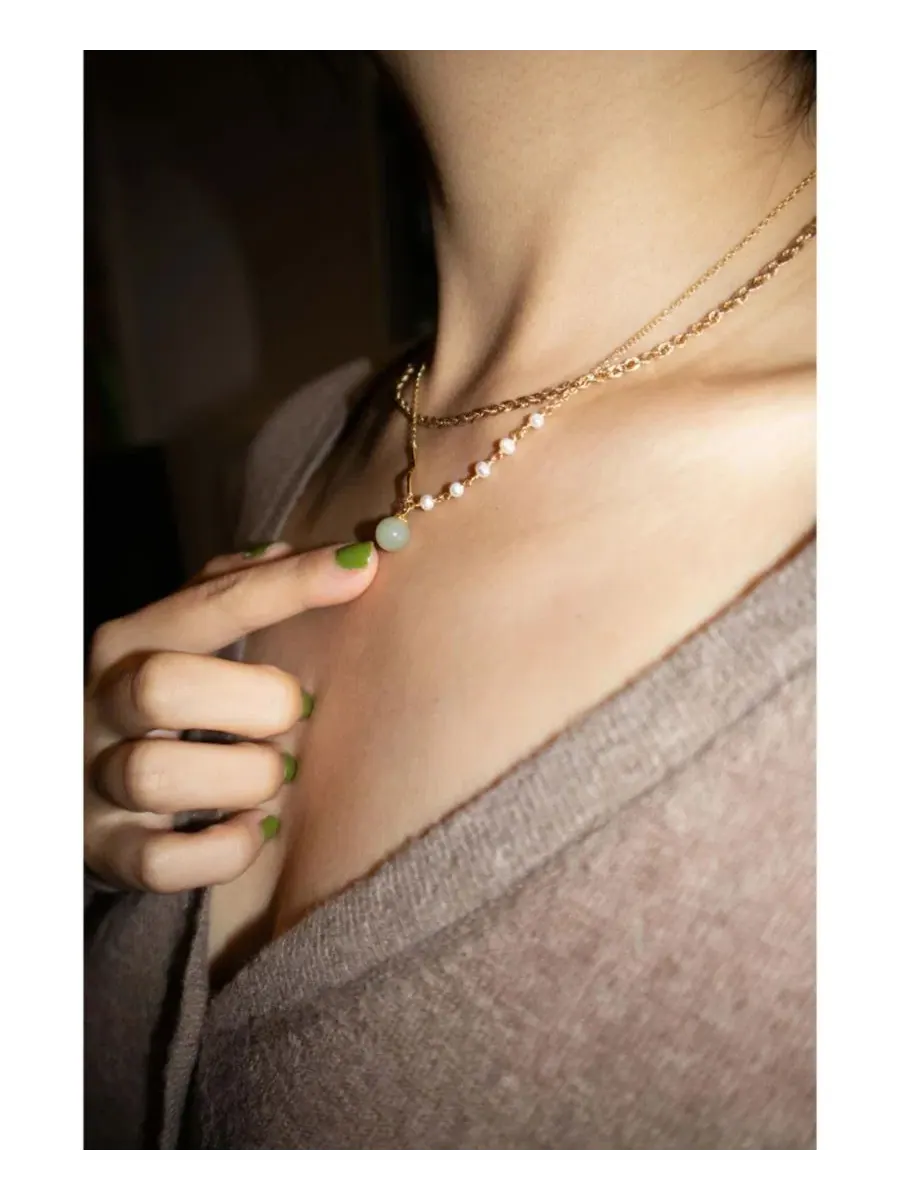 Колье с нефритом и жемчугом Isla Green Jade and Freshwater Pearl seree — изображение 6 из 7, оттенок зеленый