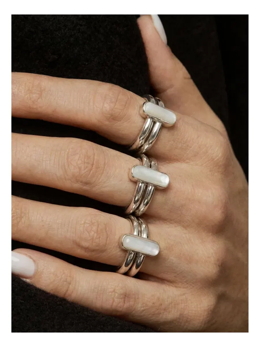 Кольцо-бесконечность с белым нефритом, модель Infinity Duo Bar Ring Hanbai Jade seree — изображение 2 из 5, оттенок белый