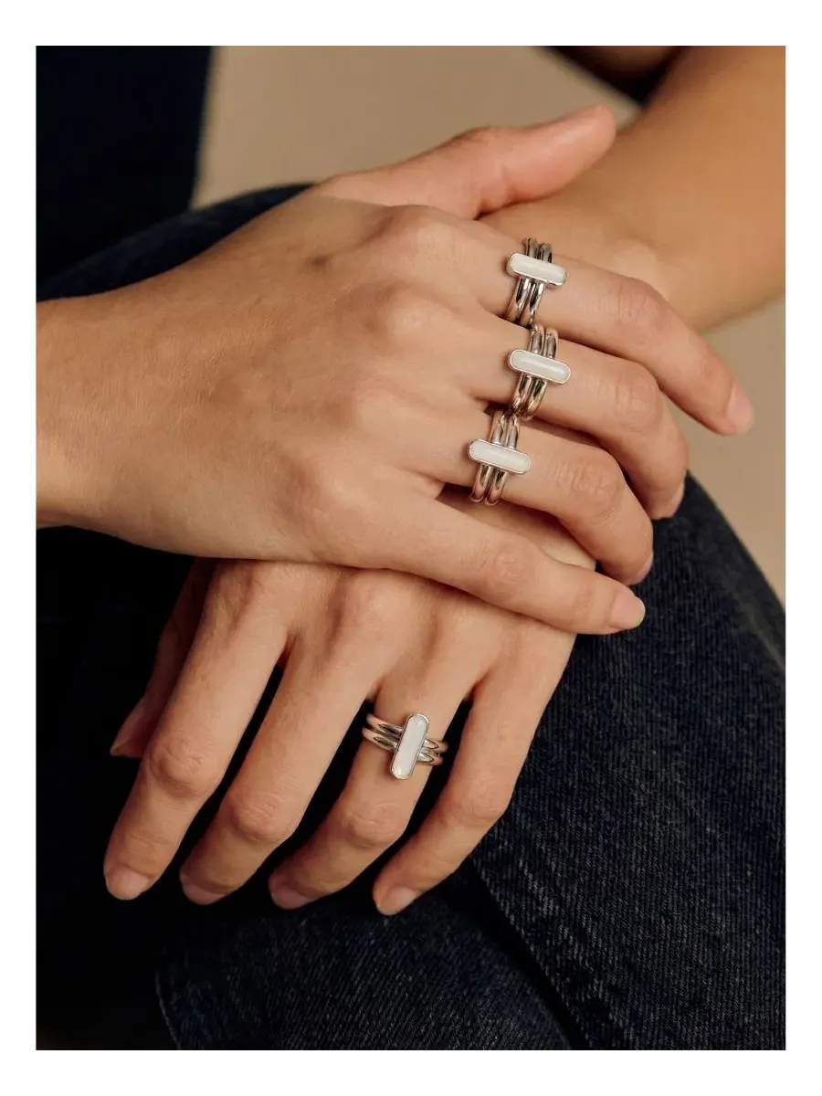 Кольцо-бесконечность с белым нефритом, модель Infinity Duo Bar Ring Hanbai Jade seree — изображение 4 из 5, оттенок белый