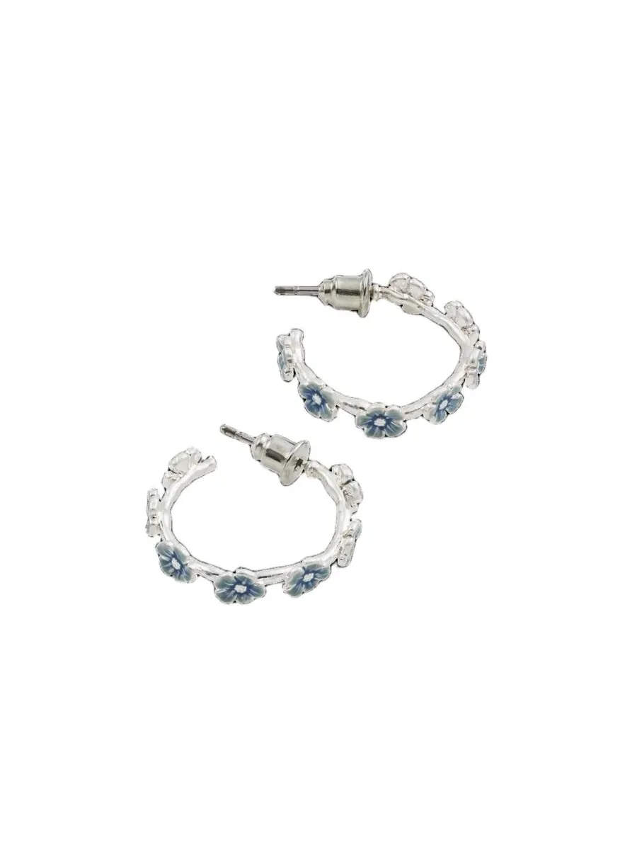 Серьги-кольца с эмалевыми незабудками Forget-Me-Not Stud Hoop Fable England — изображение 2 из 4, оттенок синий серебристый