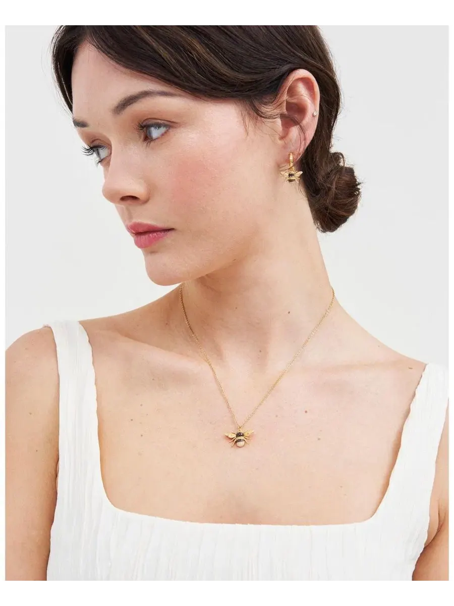 Кулон с эмалевой пчелой Honey Bee Enamel Necklace Fable England — изображение 5 из 6, оттенок золото