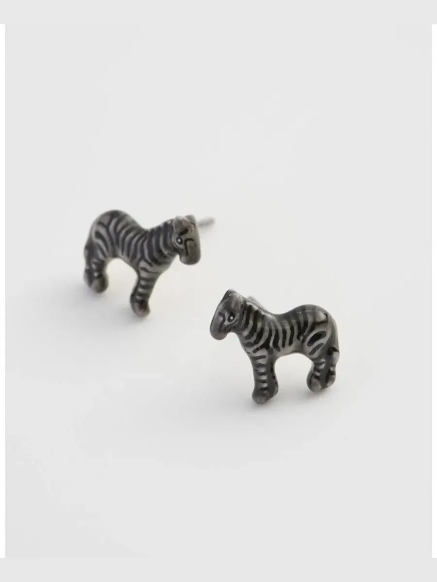 Серьги-пусеты с зеброй, Zebra Stud Earrings Fable England — изображение 2 из 4, оттенок черный