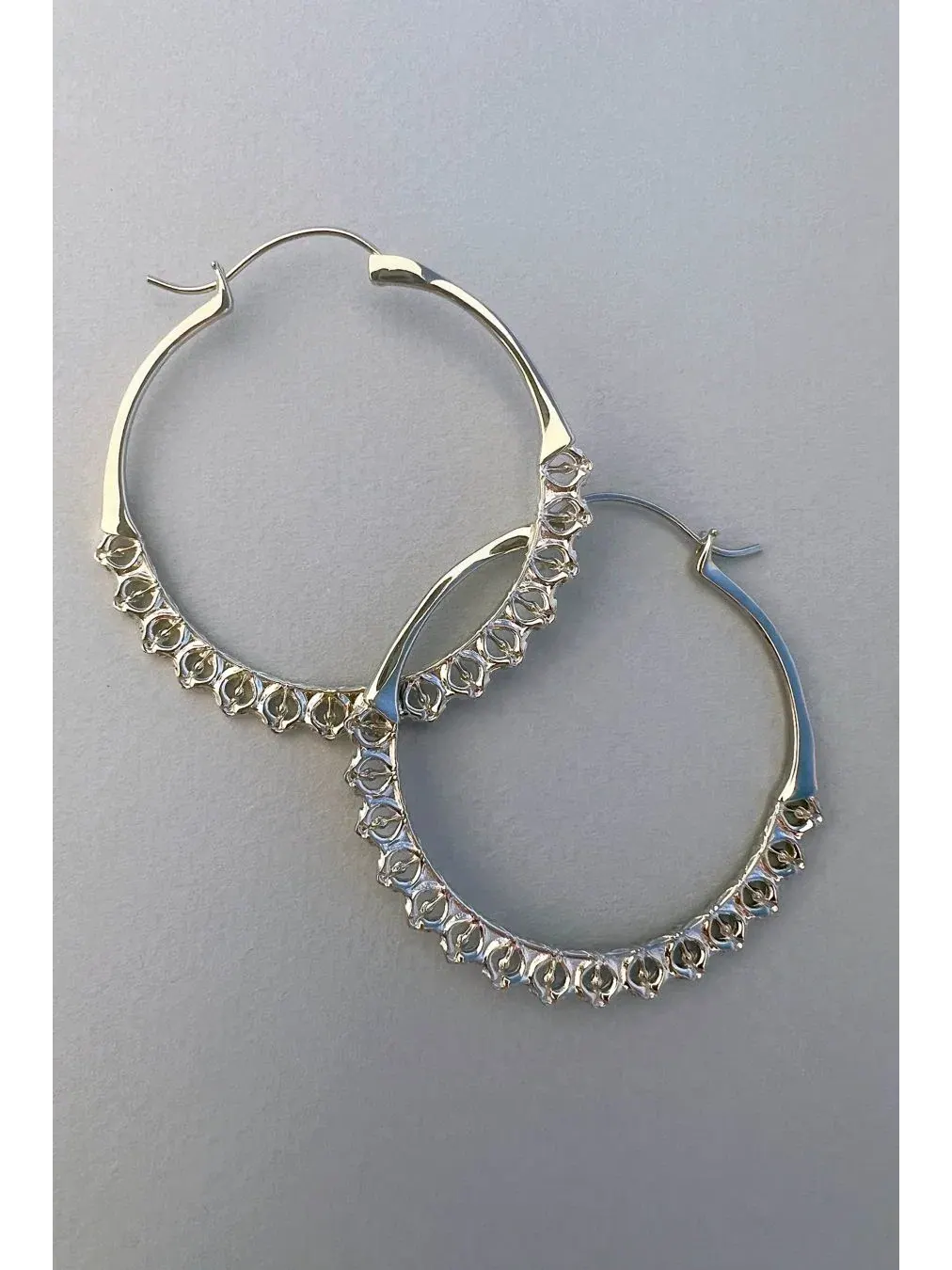 Серьги-каффы Calla Hoops с узором, средний размер Astor & Orion — изображение 2 из 3, оттенок серебряный
