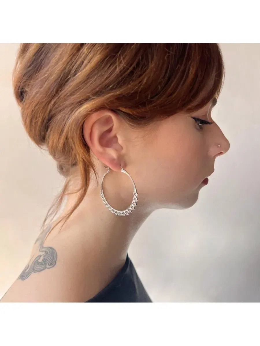 Серьги-каффы Calla Hoops с узором, средний размер Astor & Orion — изображение 3 из 3, оттенок серебряный