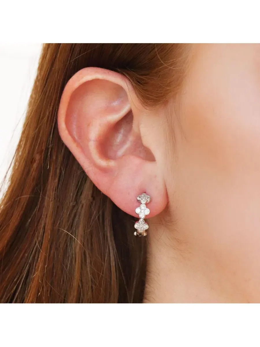 Серьги-кольца с подвеской в виде клевера с кубическим цирконием, CZ Clover Huggie Hoop The Lovery — изображение 3 из 3