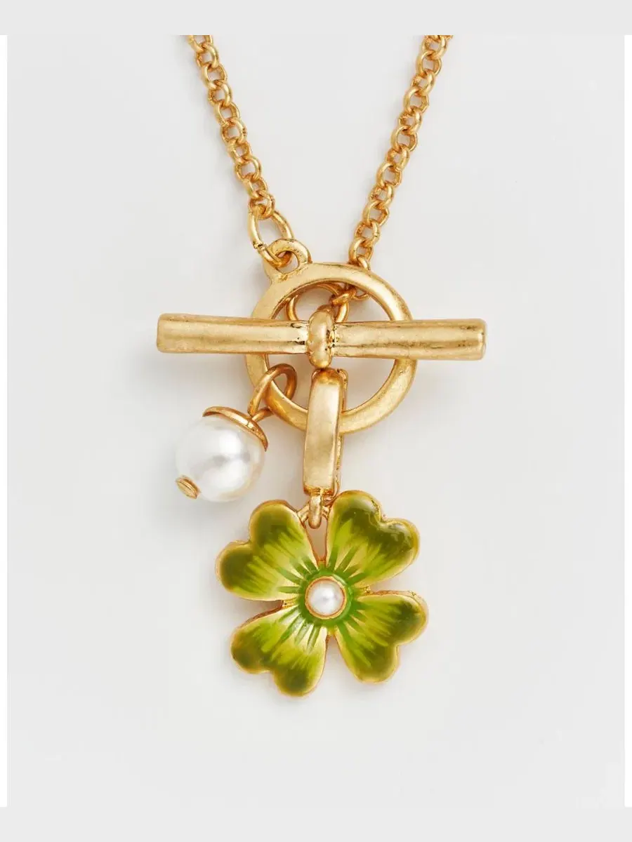 Кулон-подвеска с клевером и жемчугом Lucky Clover and Pearl Toggle Necklace Fable England — изображение 2 из 6