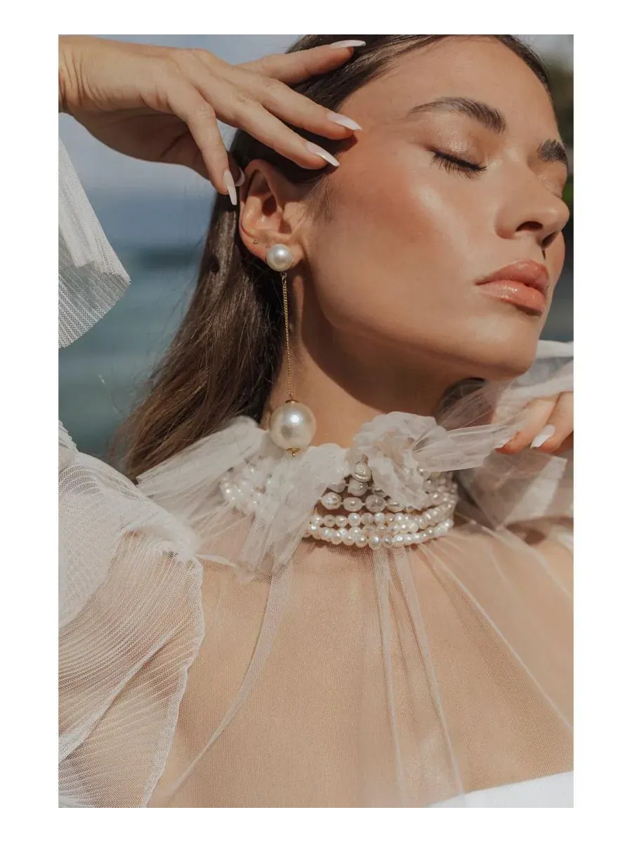 Серьги-подвески с жемчугом Ines Pearl Drop Untamed Petals — изображение 2 из 3, оттенок золото