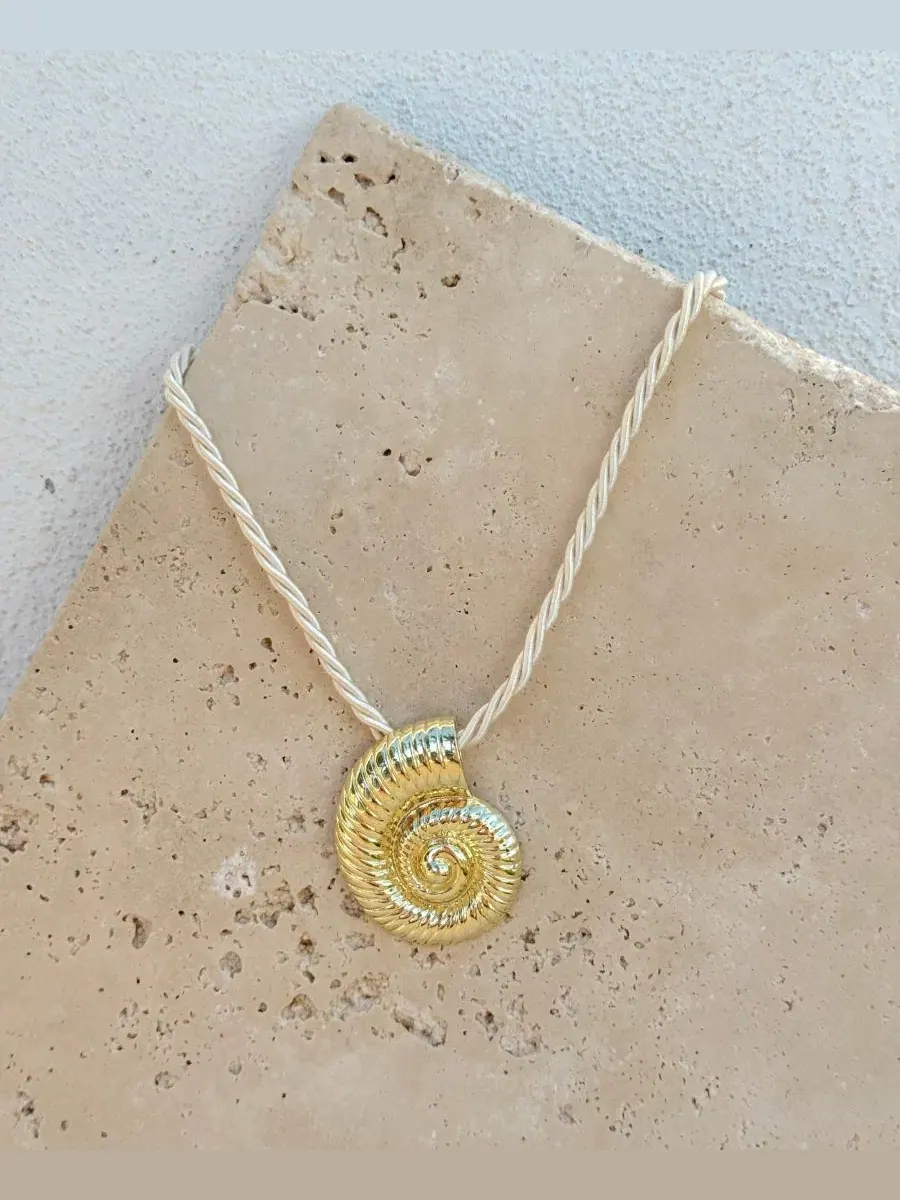 Ожерелье с подвеской-ракушкой Gold Shell on a Chord ADORNIA — изображение 3 из 4, оттенок золото