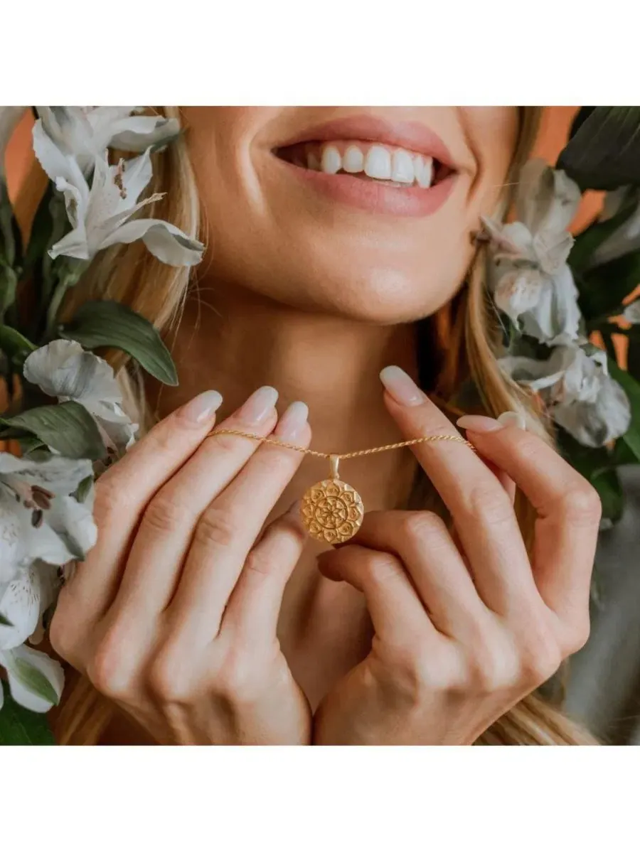 Кулон с мандалой I Am Supported And Protected Mantra — изображение 2 из 5, оттенок золотистый