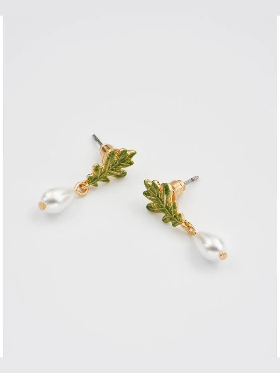 Серьги-подвески с дубовым листом и жемчугом, Oak Leaf Pearl Drop Fable England — изображение 4 из 5, оттенок золото