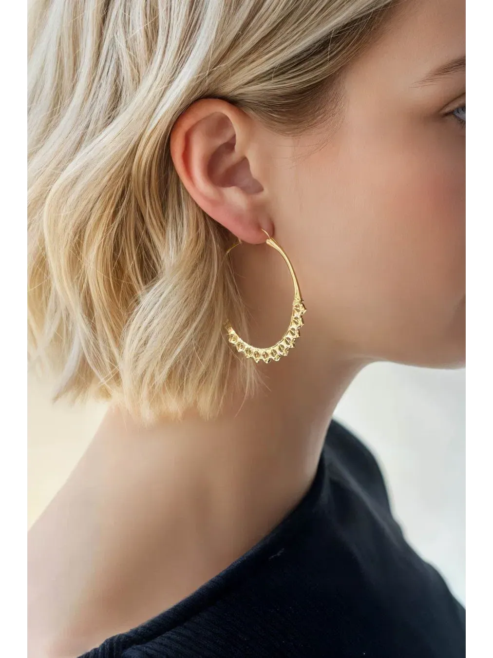 Серьги-кольца с рельефным узором, 5 см, Calla Hoops Astor & Orion — изображение 2 из 3, оттенок золото