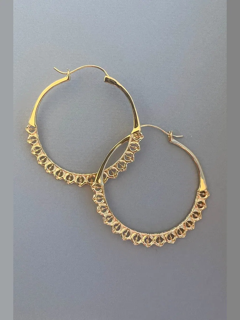 Серьги-кольца с рельефным узором, 5 см, Calla Hoops Astor & Orion — изображение 3 из 3, оттенок золото
