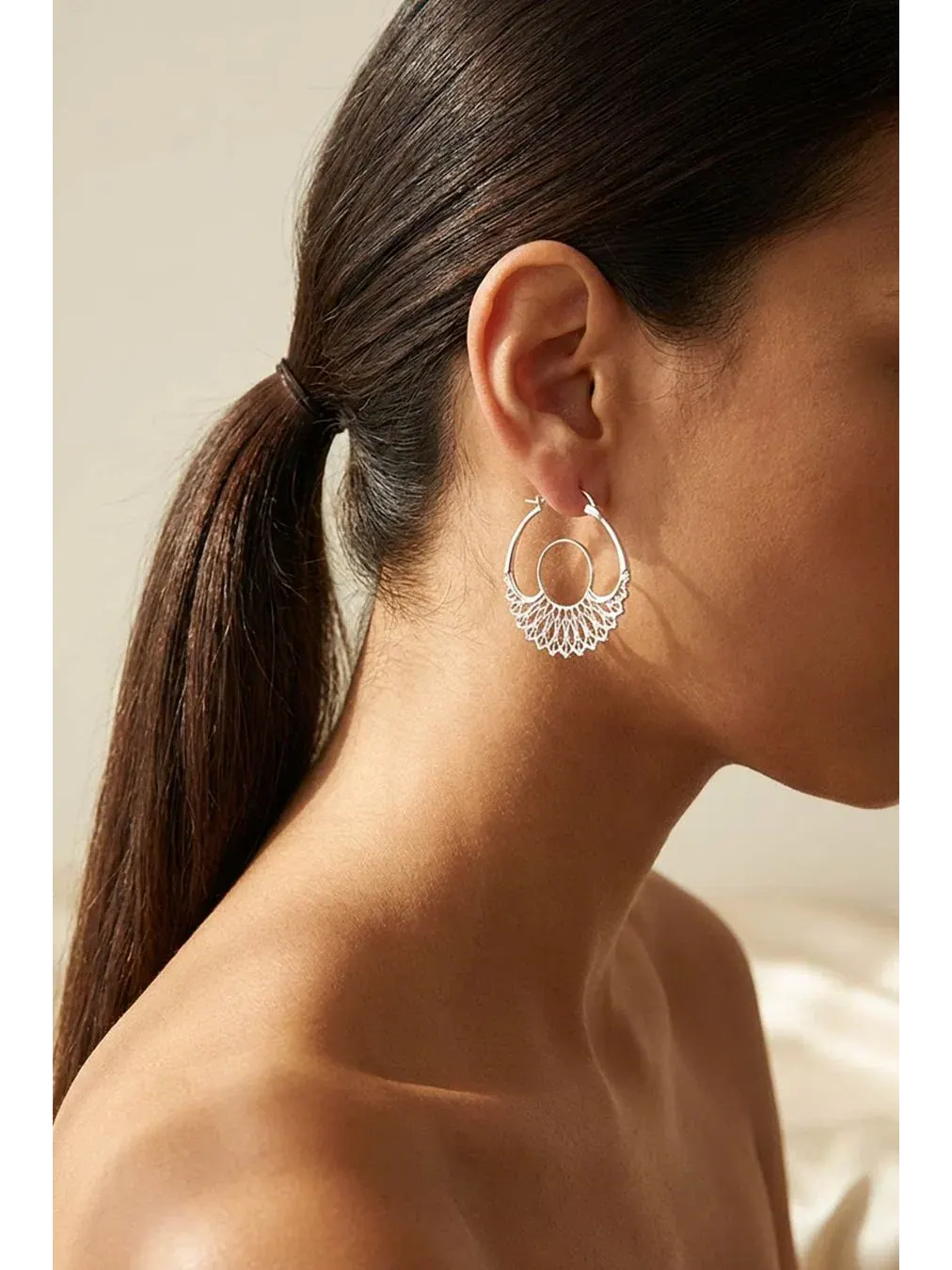 Серьги-кольца Iris Hoops Silver Small Astor & Orion — изображение 2 из 3, оттенок серебряный