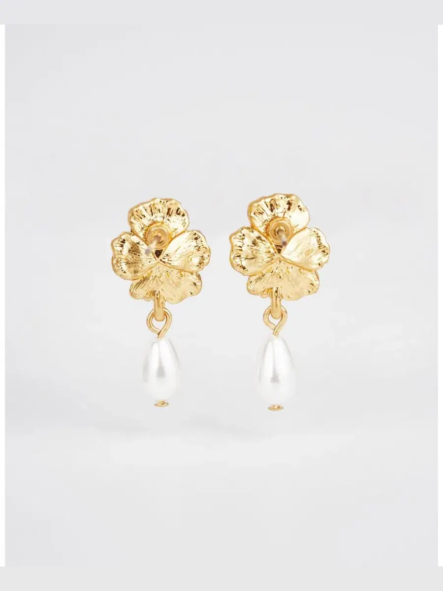 Серьги-пусеты с подвеской из жемчуга Pansy and Pearl Drop Stud Fable England — изображение 2 из 6, оттенок синий золотистый