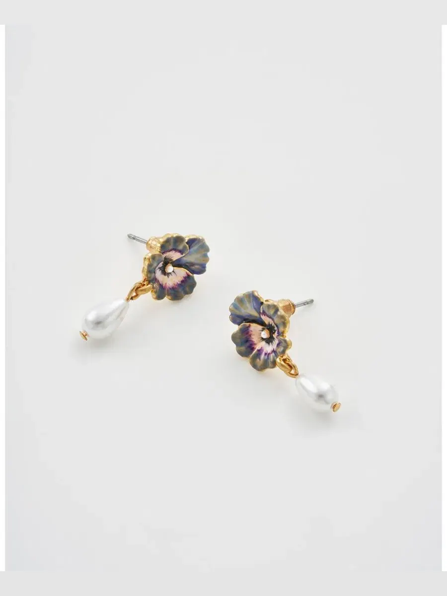 Серьги-пусеты с подвеской из жемчуга Pansy and Pearl Drop Stud Fable England — изображение 3 из 6, оттенок синий золотистый