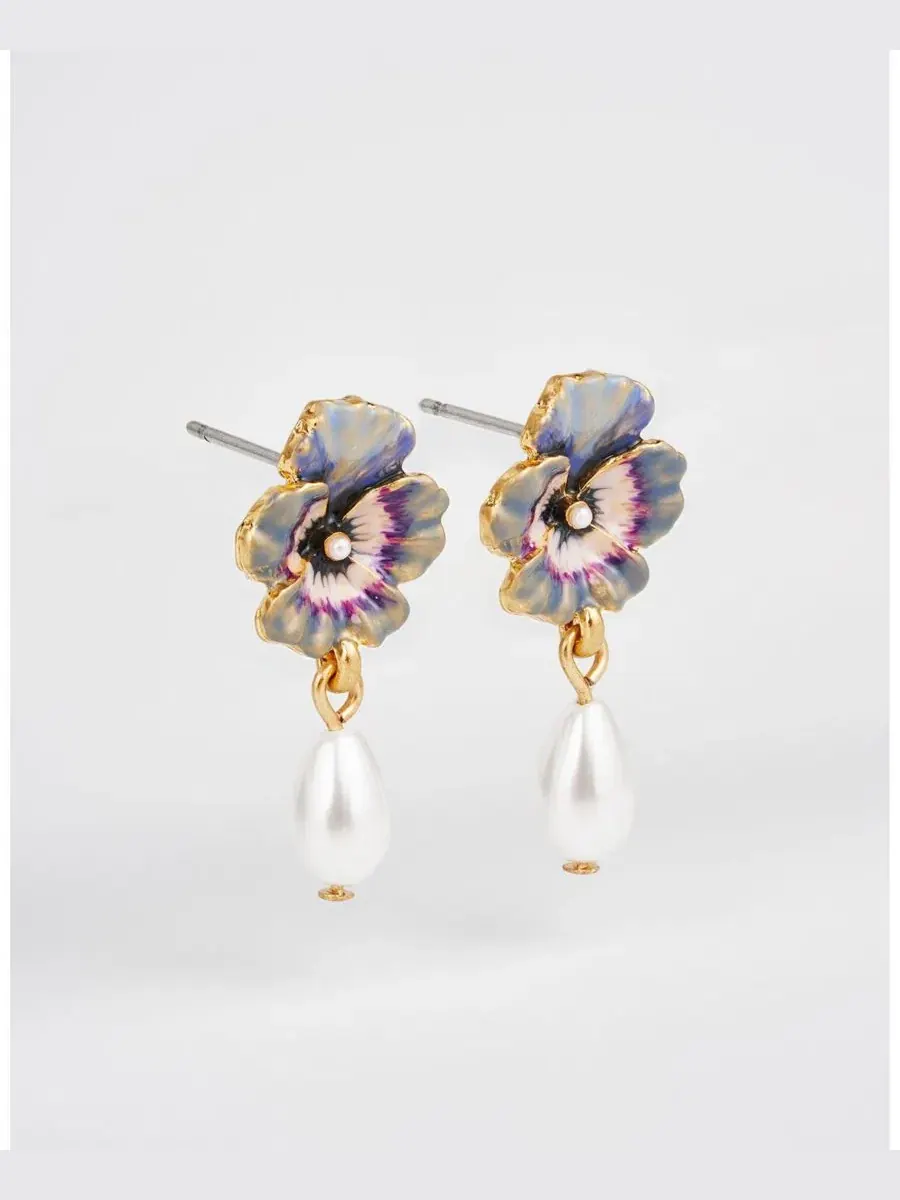 Серьги-пусеты с подвеской из жемчуга Pansy and Pearl Drop Stud Fable England — изображение 4 из 6, оттенок синий золотистый