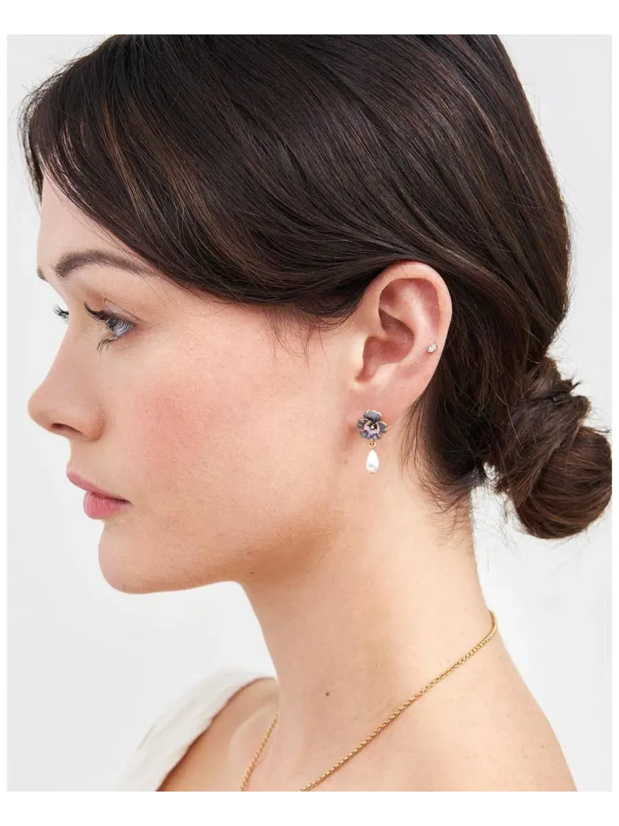 Серьги-пусеты с подвеской из жемчуга Pansy and Pearl Drop Stud Fable England — изображение 5 из 6, оттенок синий золотистый