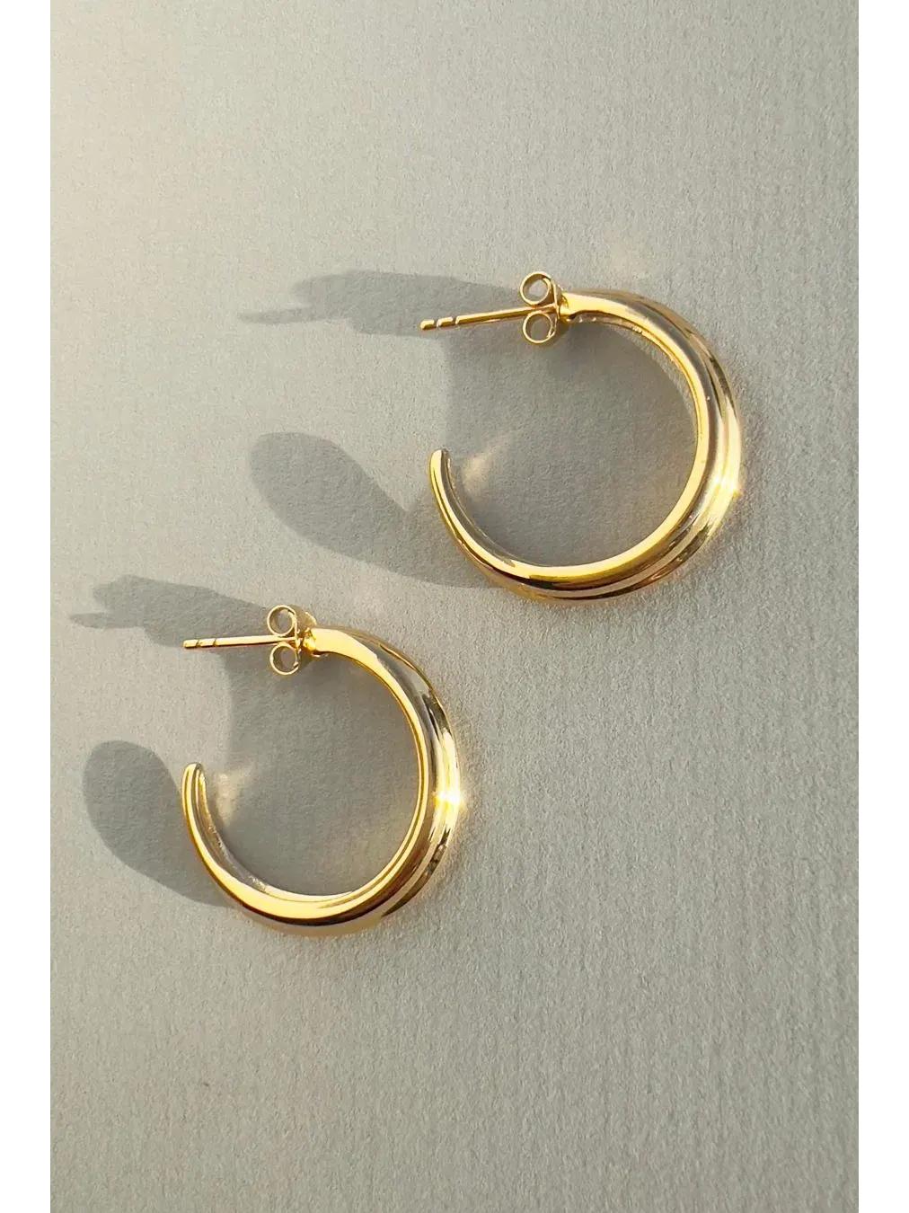 Серьги-кольца Crescent Hoops с покрытием 18k золотом, диаметр 2,5 см Astor & Orion — изображение 2 из 3