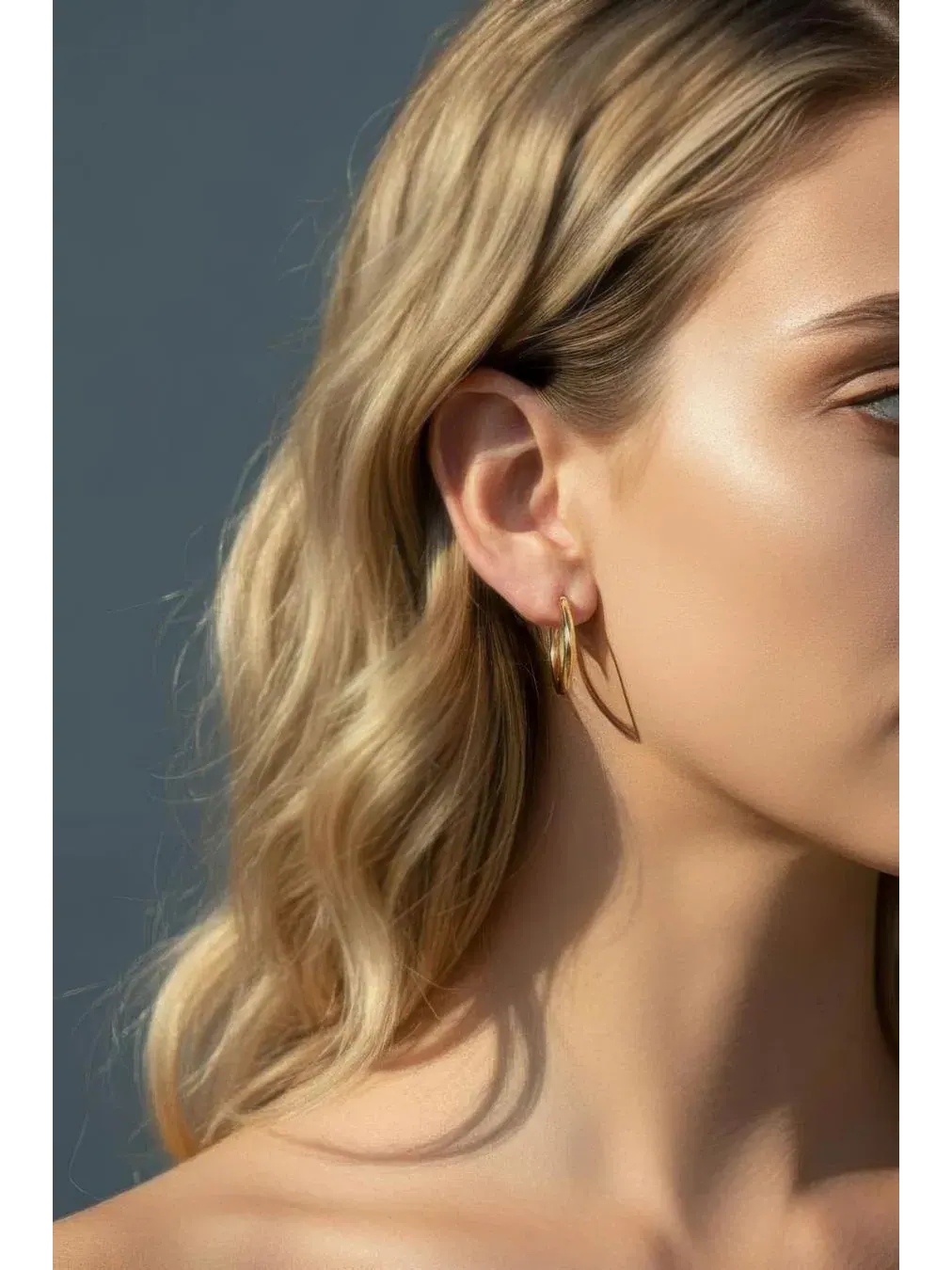 Серьги-кольца Crescent Hoops с покрытием 18k золотом, диаметр 2,5 см Astor & Orion — изображение 3 из 3