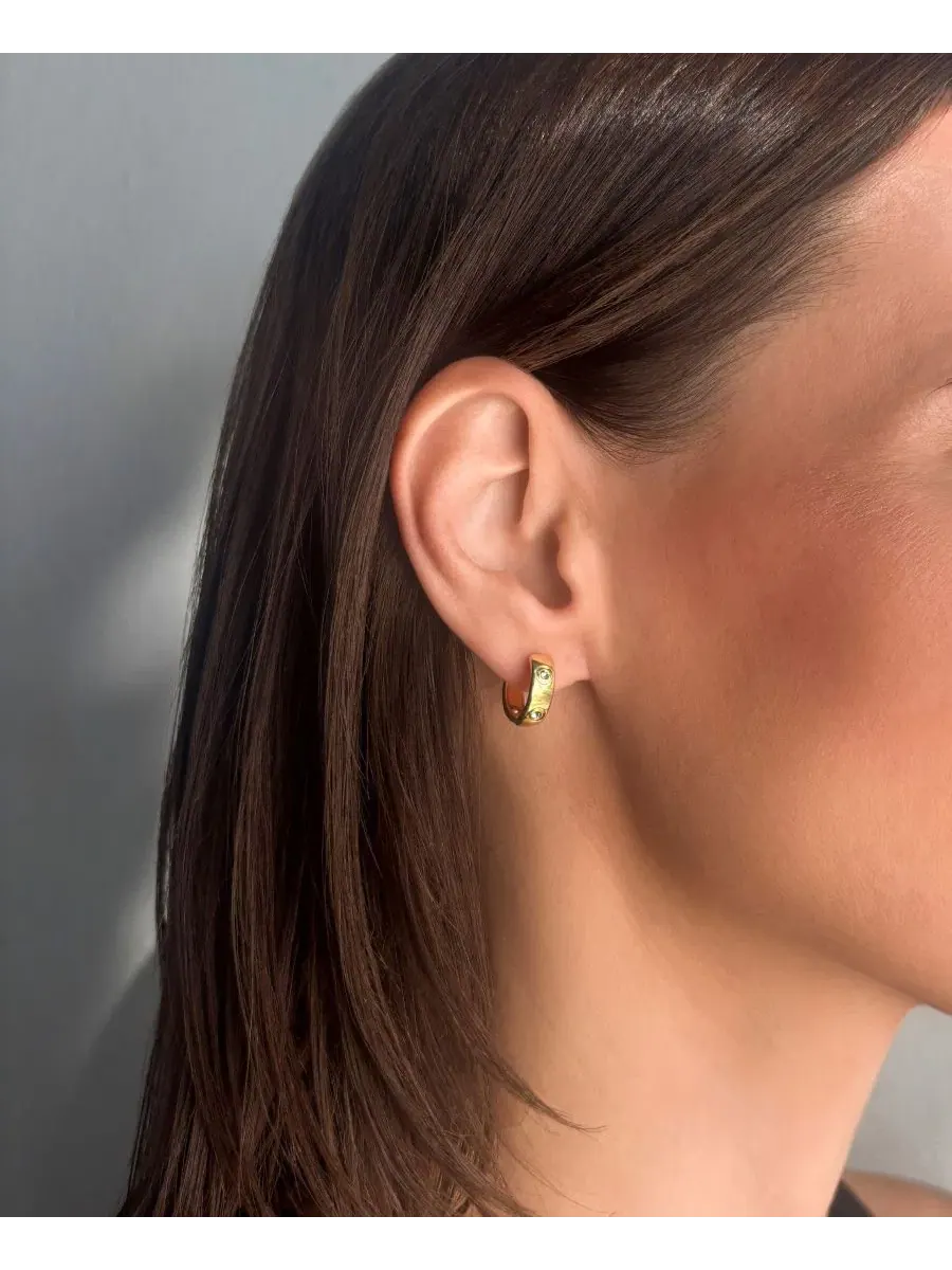 Серьги-кольца с кубическим цирконием, 14k золотое покрытие ADORNIA — изображение 3 из 3