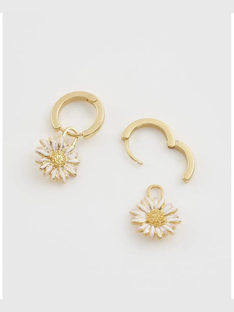 Серьги-конго с подвесками в виде ромашек Daisy Huggie Earrings Fable England — изображение 2 из 5, оттенок золото