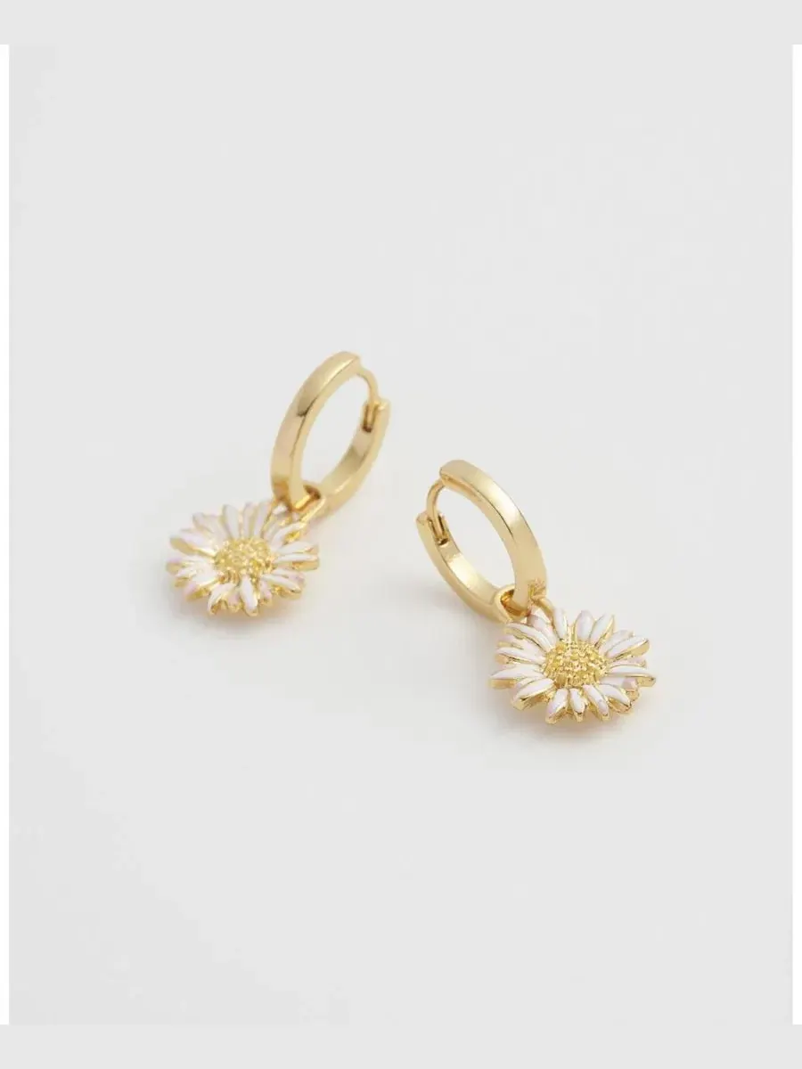 Серьги-конго с подвесками в виде ромашек Daisy Huggie Earrings Fable England — изображение 3 из 5, оттенок золото