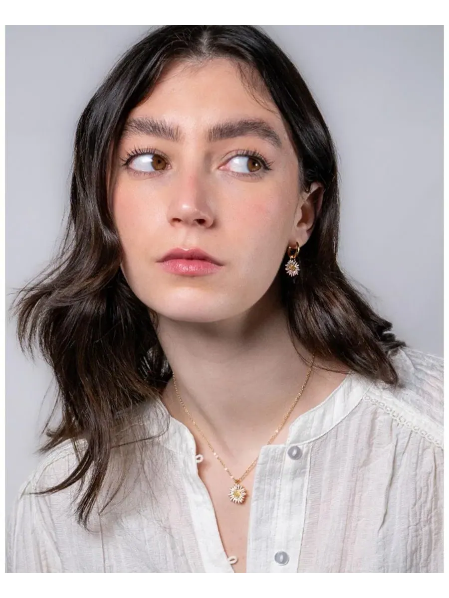 Серьги-конго с подвесками в виде ромашек Daisy Huggie Earrings Fable England — изображение 4 из 5, оттенок золото
