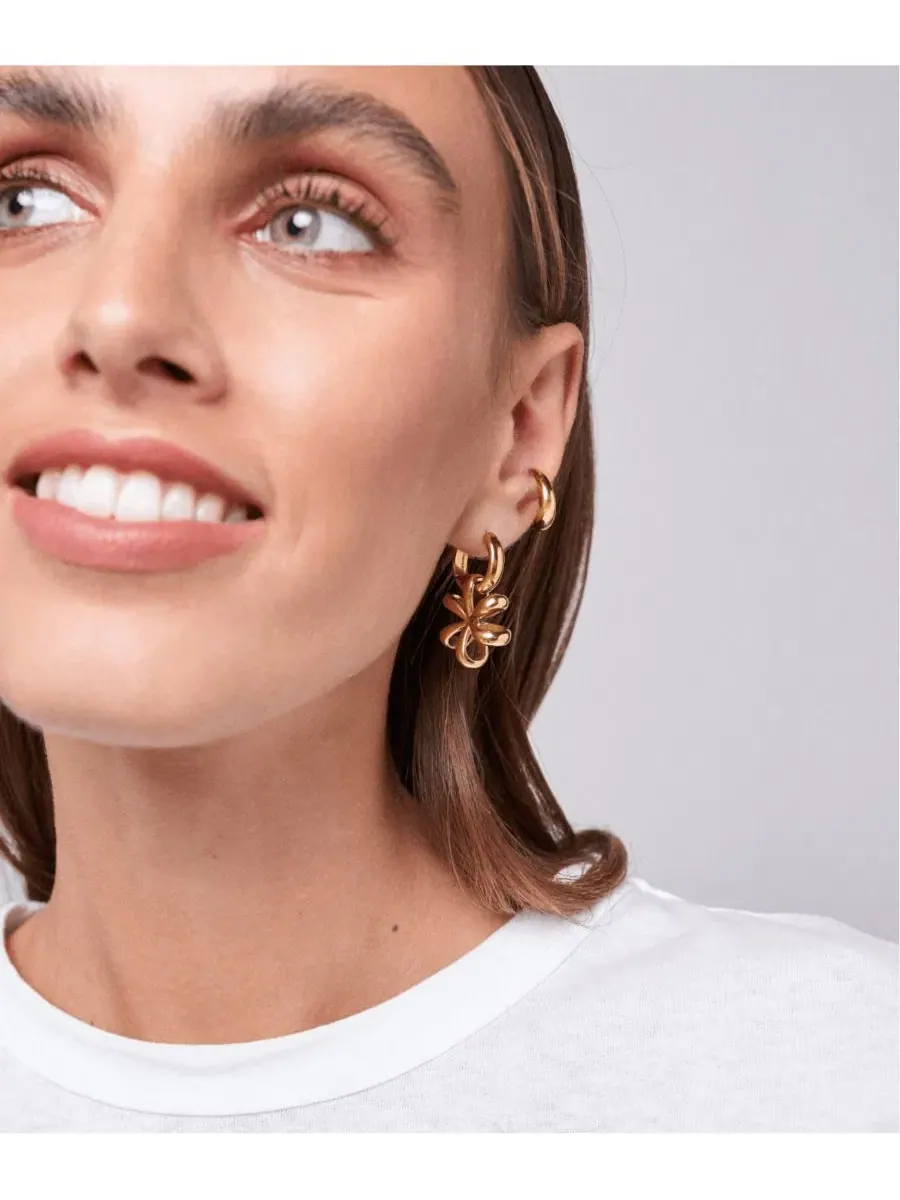 Серьги-гвоздики Flower Huggies с подвеской в виде цветка, 14K золотое покрытие Hey Harper — изображение 5 из 5