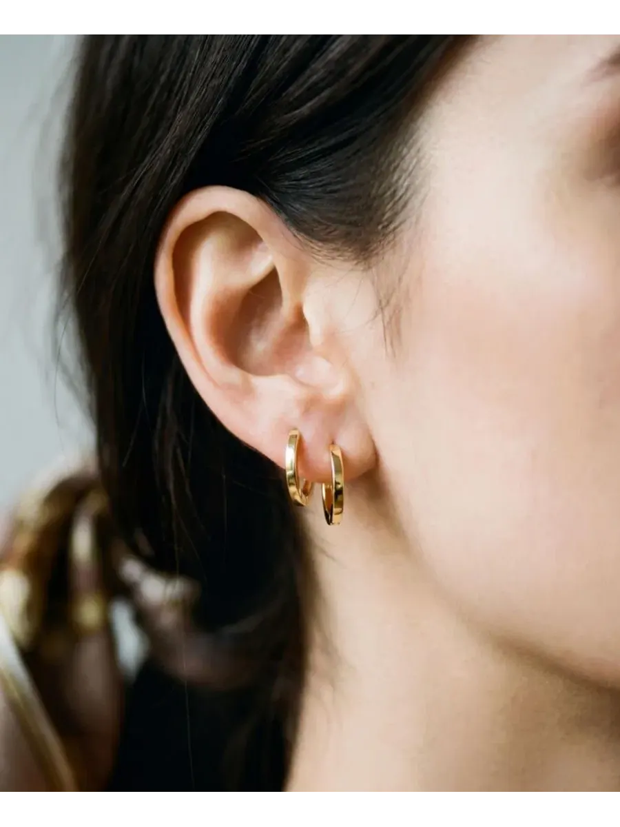 Серьги-конго 7,5 мм с хай-полиш покрытием, модель Huggie Hoop The M Jewelers — изображение 6 из 6, оттенок золото